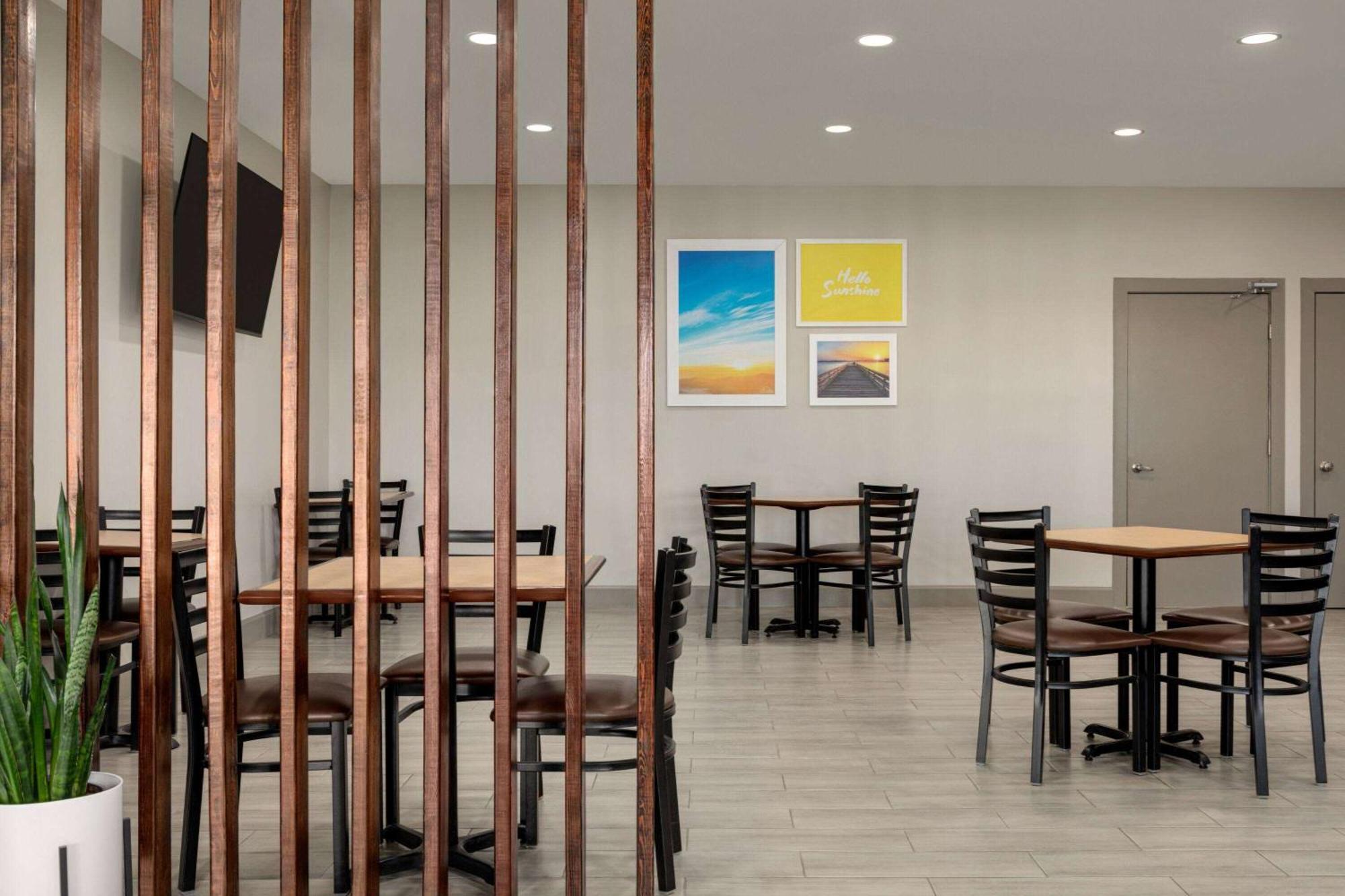 Days Inn By Wyndham Emporia Buitenkant foto