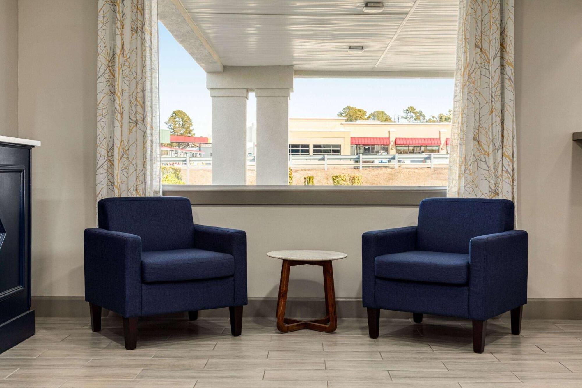 Days Inn By Wyndham Emporia Buitenkant foto